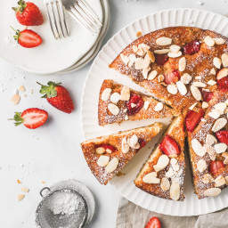 strawberry-and-almond-buttermilk-cake-2741430.jpg