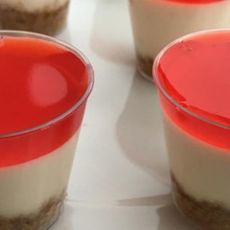 strawberry-cheesecake-jell-o-shots-1882539.jpg