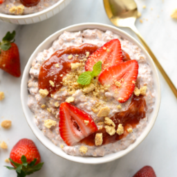 strawberry-cheesecake-overnight-oats-1606097.png