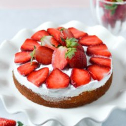Strawberry Cream Cake (Eggless)