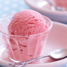 Strawberry frozen yoghurt