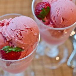 strawberry-frozen-yogurt-1563167.jpg