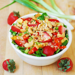 Strawberry, quinoa, spinach & cashew salad
