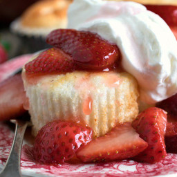 strawberry-shortcake-with-mini-angel-food-cakes-1595869.jpg