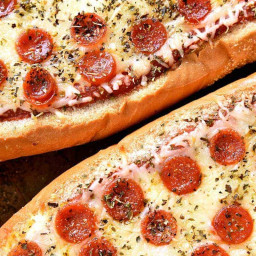 stuffed-pepperoni-pizza-bread-2728546.jpg