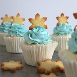 sugar-free-angel-food-cupcakes-and-chantilly-cream-2314830.jpg