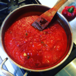 Sugo al pomodoro classico (classic tomato pasta sauce)