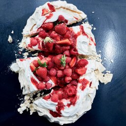 summer-pavlova-with-fresh-and-grilled-berries-2624000.jpg