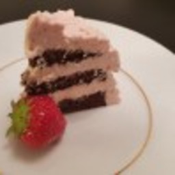 Superenkel sjokoladekake med jordbærostekrem