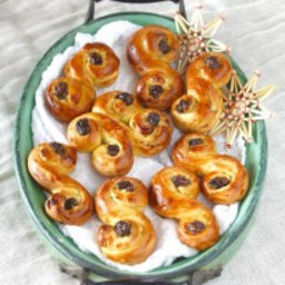 swedish-christmas-buns-with-saffron-and-raisins-2291449.jpg
