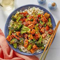 Sweet & Spicy Tofu with Broccoli, Carrots & Brown Rice