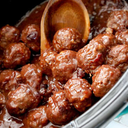 sweet-and-spicy-cranberry-meatballs-slow-cooker-2504430.jpg