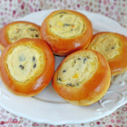 Sweet Buns with Farmers Cheese and Raisins