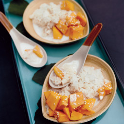 Sweet Sticky Rice with Mangoes and Sesame Seeds