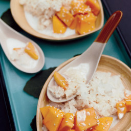 Sweet Sticky Rice with Mangoes and Sesame Seeds