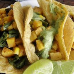 Tacos vegetarianos de camote, poblano y elote