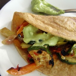 Tacos vegetarianos al carbón (asador) con crema de aguacate