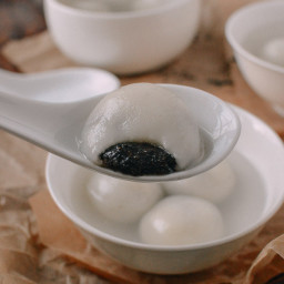 Tang Yuan (Sweet Rice Balls with Black Sesame Filling)