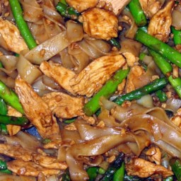 Thai Rice Noodles With Chicken and Asparagus
