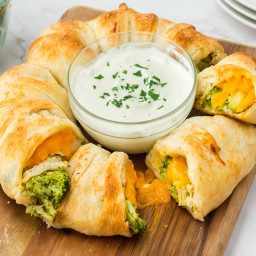 THE BEST Cheesy Chicken and Broccoli Ring Recipe!