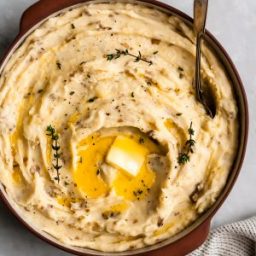 The Best Creamy Garlic Slow Cooker Mashed Potatoes