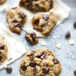 The BEST healthy oatmeal chocolate-chip cookies