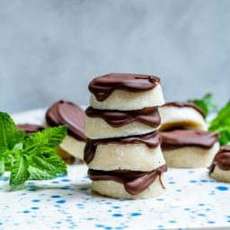 These Clean Eating Peppermint Patties are Perfect for the Holidays!