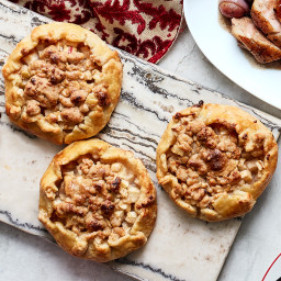 These Mini Caramel-Apple Crostatas Will Steal the Show at Your Holiday Feas