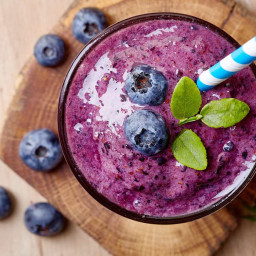 This Anti-Inflammatory Berry Matcha Smoothie Is the Best Healthy Breakfast 