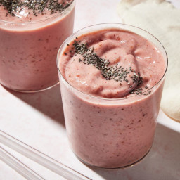 This Creamy Strawberry-Peach Chia Seed Smoothie Is Packed with 10 Grams of 
