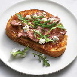 This Decadent Steak, Goat Cheese, and Onion Jam Tartine Is Just 412 Calorie