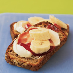 Toasts with Cream Cheese and Fruit