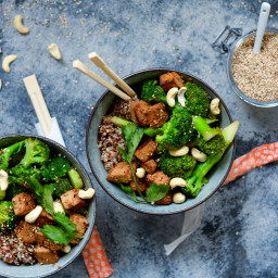 Tofu stir fry med broccoli og quinoa