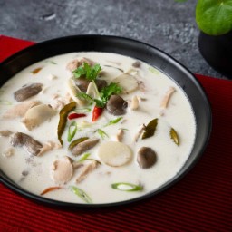 Tom Kha Gai ต้มข่าไก่ (Thai coconut chicken soup)