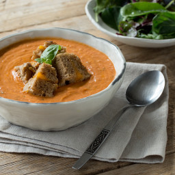 Tomaten-Basilikum-Suppe mit Käse-Croûtons