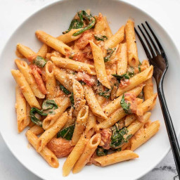 Tri-Color Rotini with Spinach & Spicy Pomodoro Sauce