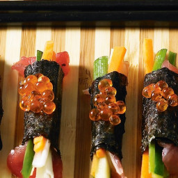 Tuna & vegetable nori rolls with salmon roe