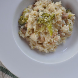 Un completo plato de arroz: risotto con salchicha y brócoli