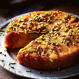Upside-down apple and almond cake with pistachios