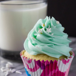 vanilla-cupcakes-with-vanilla-buttercream-1670911.jpg