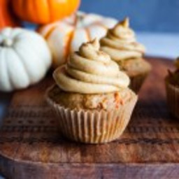 Vegan Carrot Cupcakes with Pumpkin Cream Cheese Frosting (Naturally Sweeten