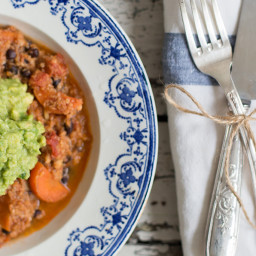 Vegetable Chilli con vegetables with guacamole