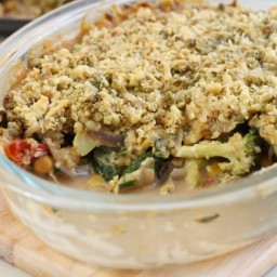 Vegetable crumble with cheesy pesto topping