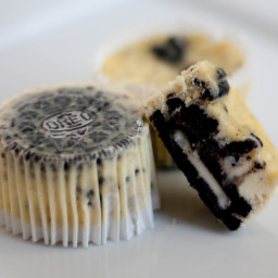 Video: Cookies and Cream Cheesecake Cupcakes