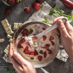 Weiße Schokoladen-Quark-Mousse mit Erdbeeren [Aquafaba]
