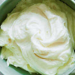 white-chocolate-buttercream-frosting-2270042.jpg