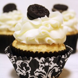 White Chocolate Oreo Cream Filled Cupcakes {Recipe!}