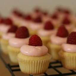 white-chocolate-raspberry-cupcakes-2.jpg