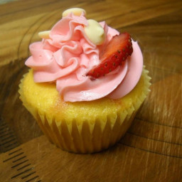 White Chocolate Strawberry Lemonade Cupcake