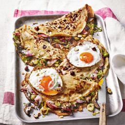 Wholemeal galettes with brussels sprouts, mushrooms, ham and cheese